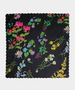 Cynthia Rowley Home Scallop Embroidered Edge Dinner Napkin